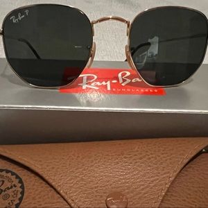 RAY-BAN Polarized
RB3548N Hexagonal Flat Lenses. Frame Gold/Lenses: Green.